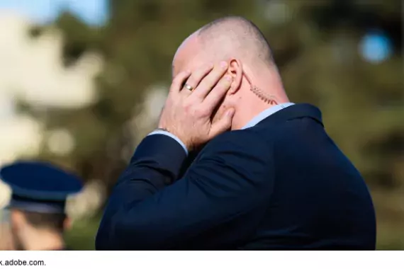 Photo of a Secret Service member with ear piece